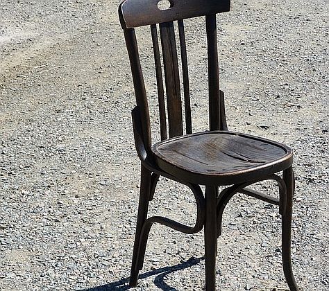 stare krzesło przed renowacją