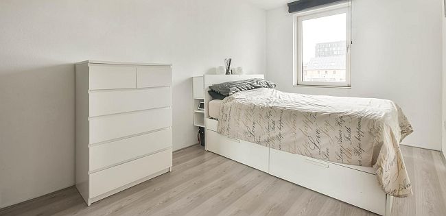 Łóżko pojedyncze czy dwuosobowe? Sprawdź, jak dobrać szerokość mebla do sypialni