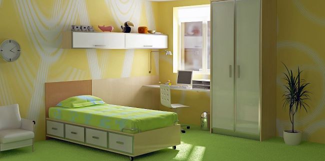 pokój dla dziecka z tapetą na ścianie