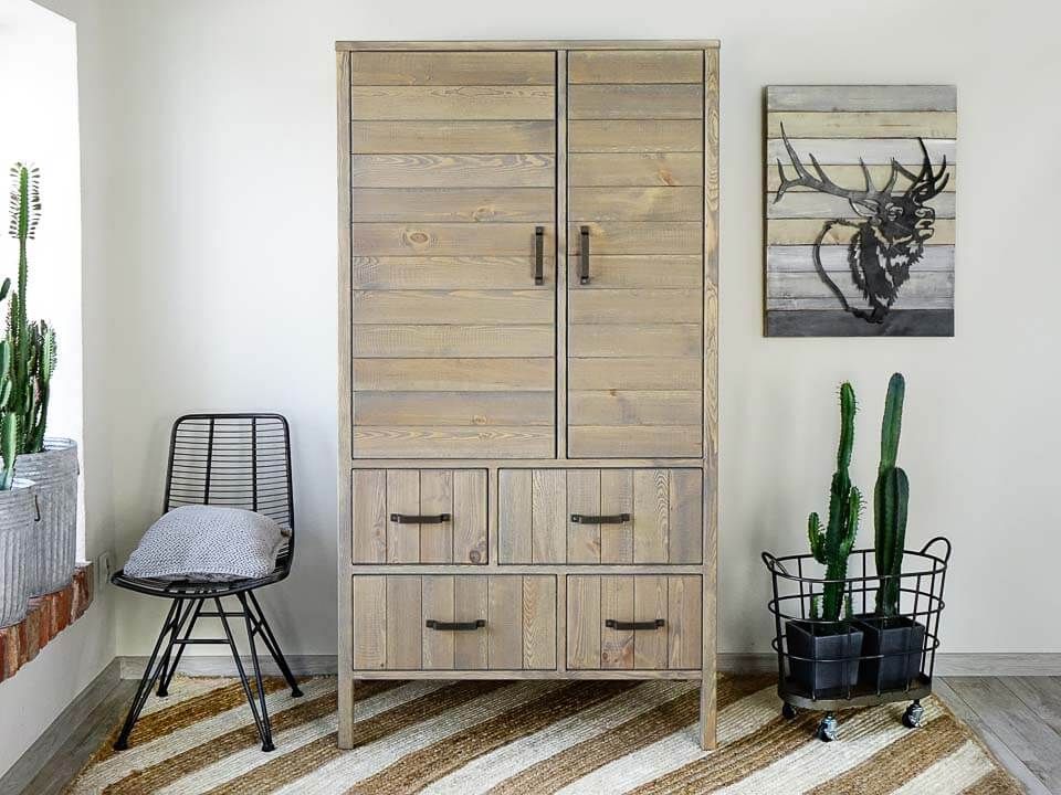 Czy warto zainwestować w szafy z drewna?